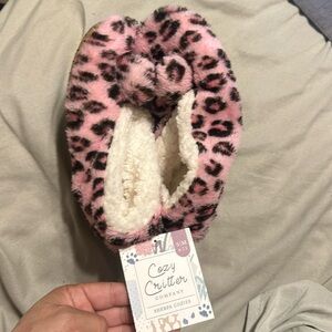 Cozy Critter Company Sherpa Teen/Women Size small/medium. Pink cheetah print.
